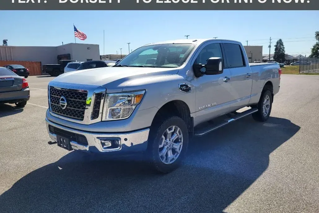 2017 Nissan Titan SV photo 1