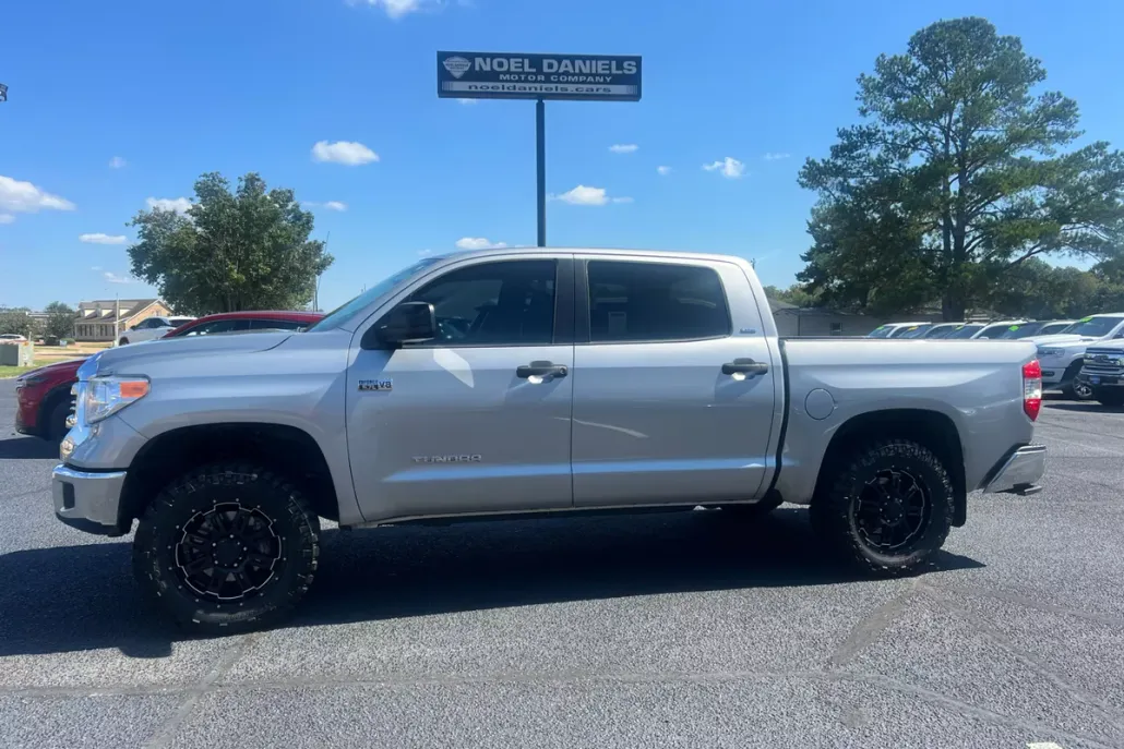 2017 Toyota Tundra SR5 CrewMax photo 1