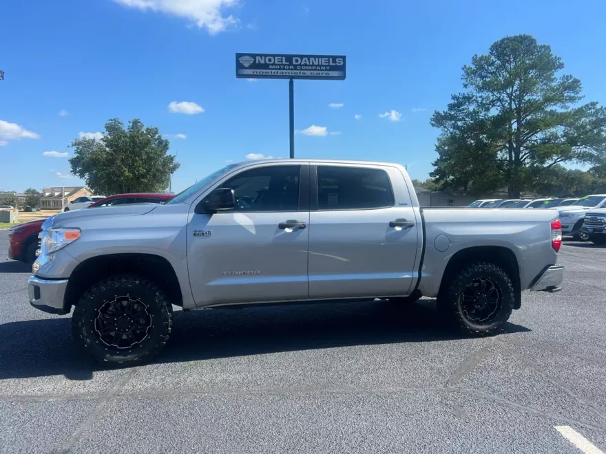 2017 Toyota Tundra SR5 CrewMax photo 1