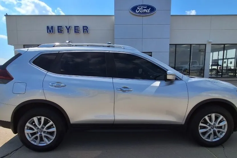 2020 Nissan Rogue SV photo 1