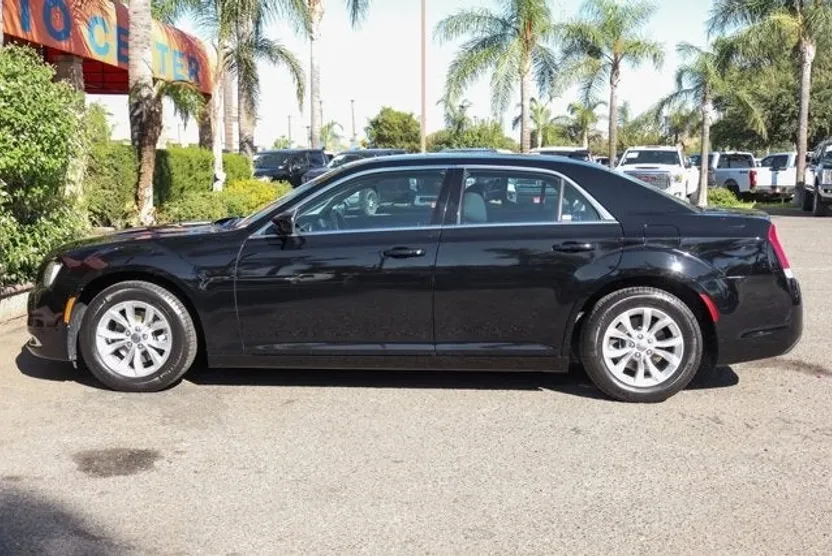 2022 Chrysler 300 Touring photo 1
