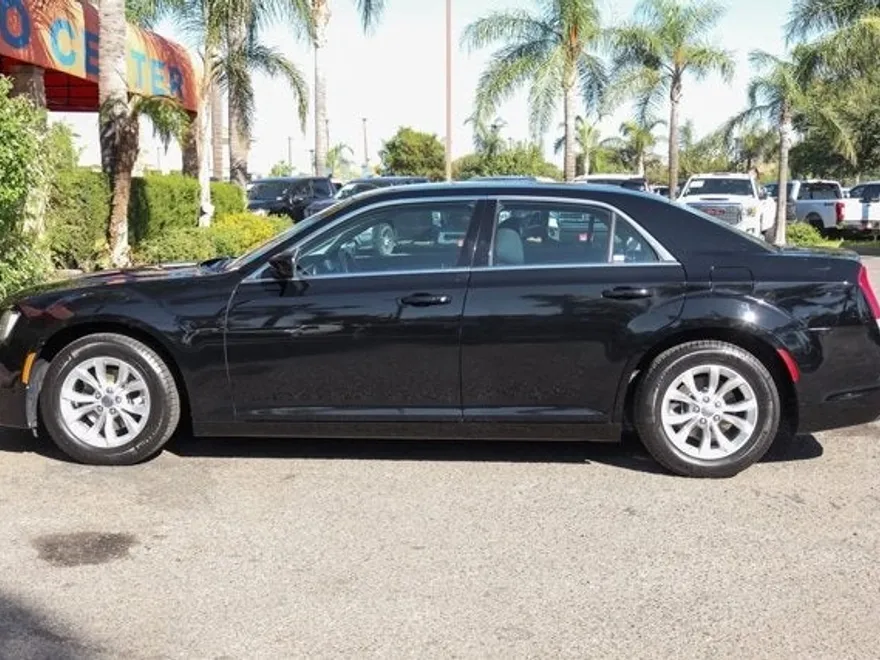 2022 Chrysler 300 Touring photo 1