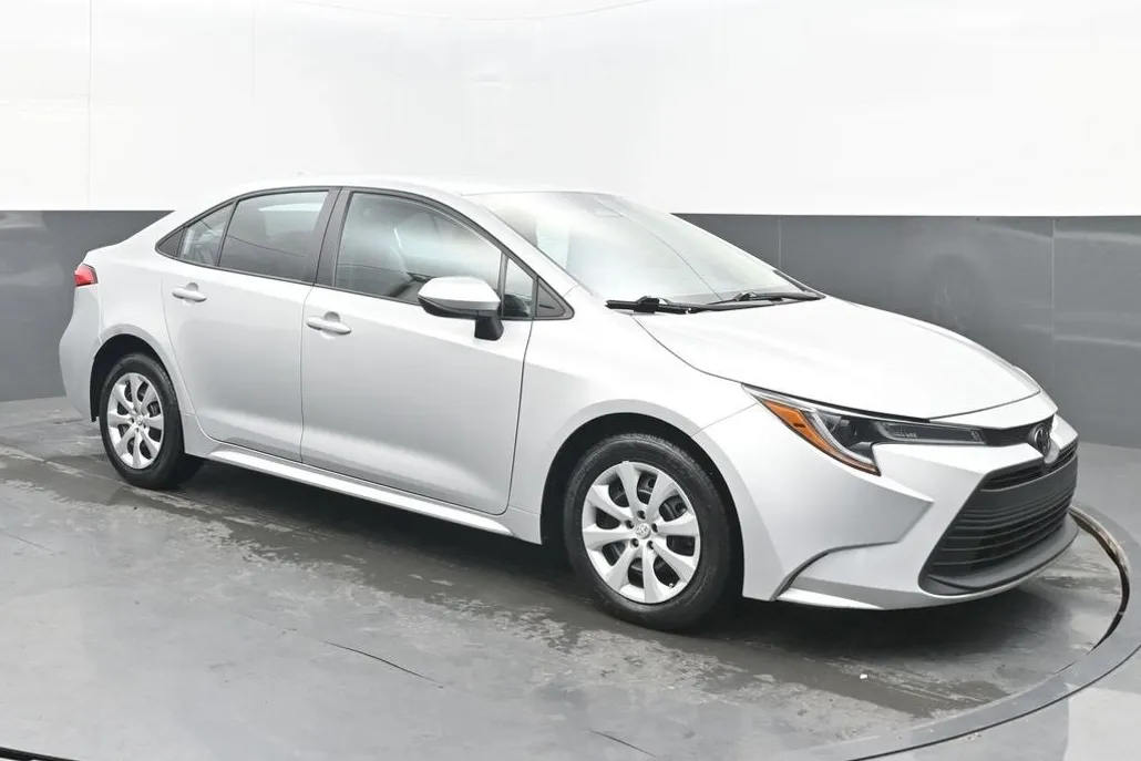 2024 Toyota Corolla LE photo 1