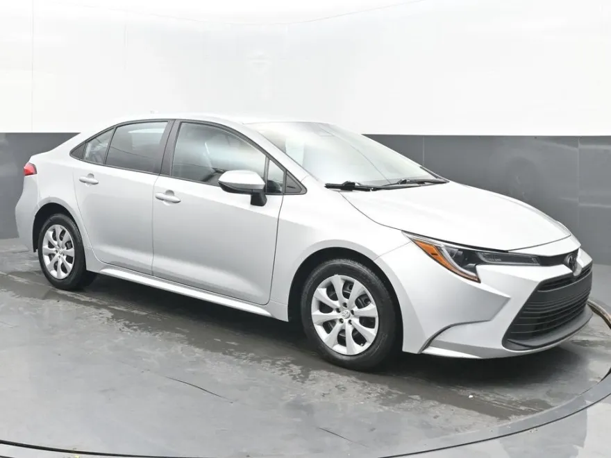 2024 Toyota Corolla LE photo 1