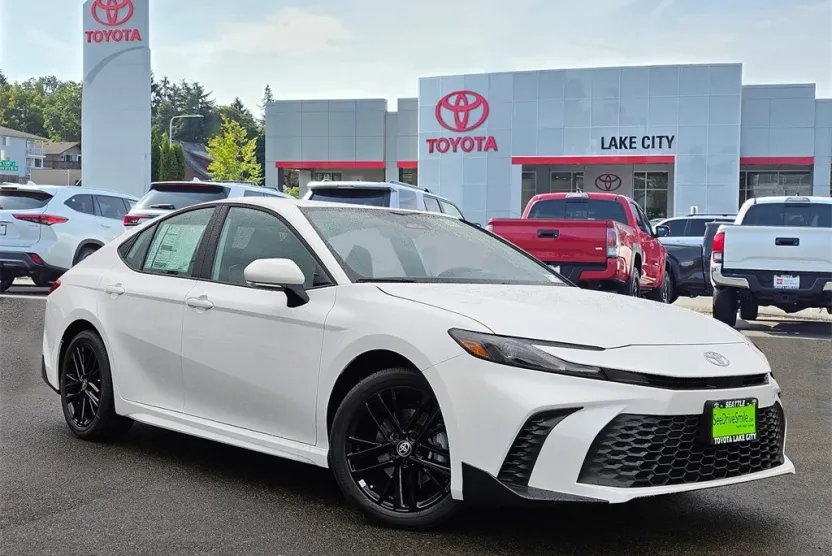 2025 Toyota Camry SE photo 1