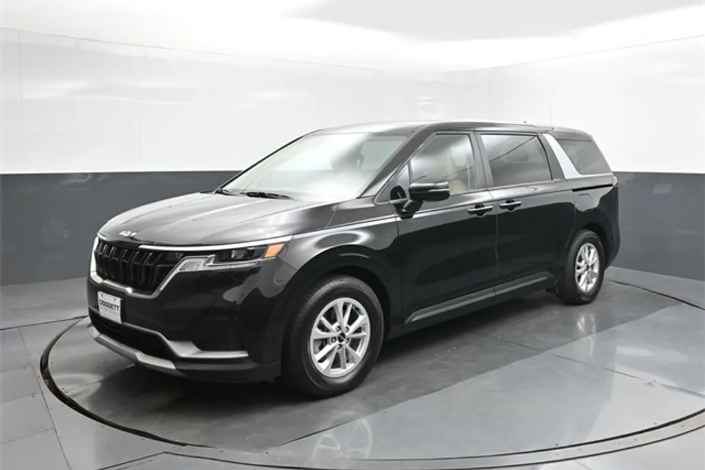 2024 Kia Carnival LX photo 1