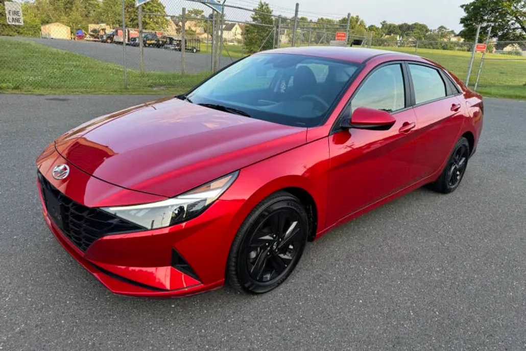 2022 Hyundai Elantra SEL photo 1