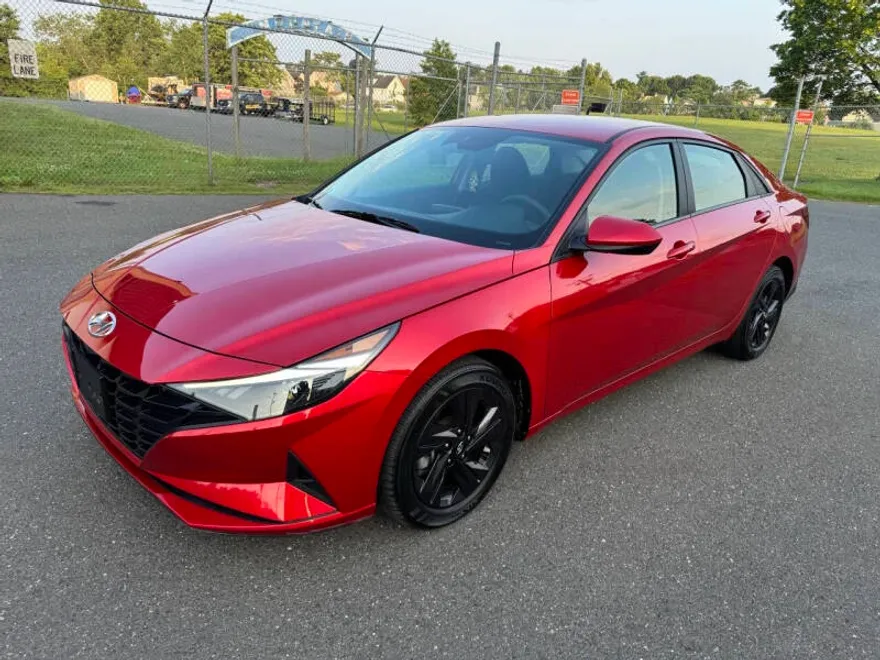 2022 Hyundai Elantra SEL photo 1