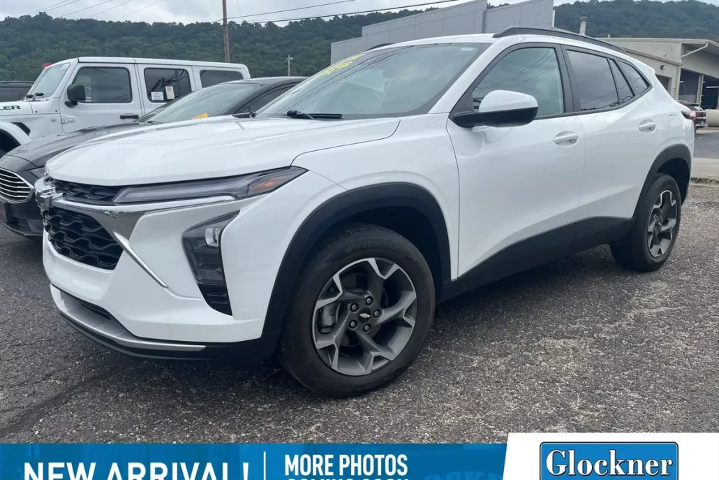2024 Chevrolet Trax LT photo 1