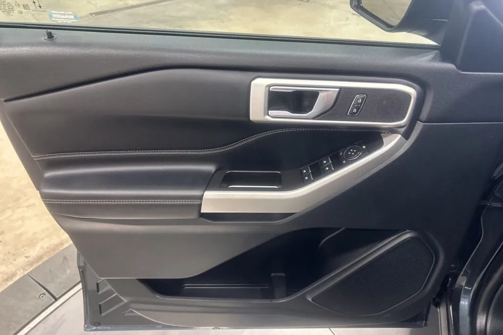 2022 Ford Explorer XLT photo 1