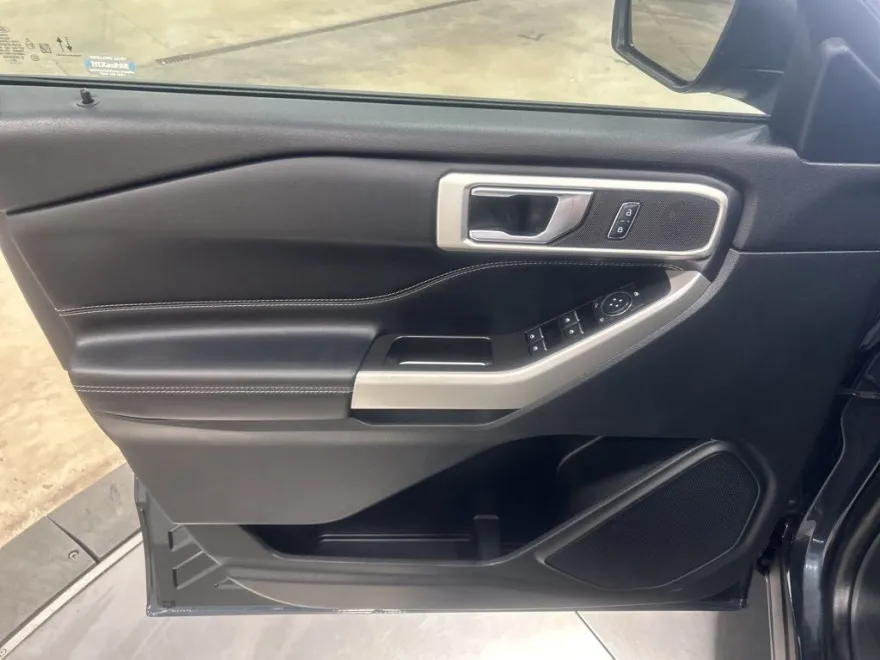2022 Ford Explorer XLT photo 1