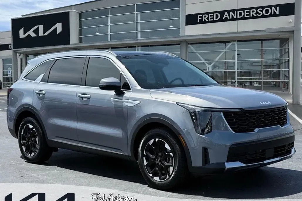 2025 Kia Sorento S photo 1