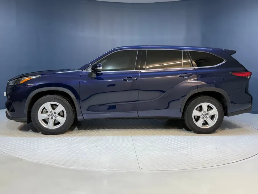 2022 Toyota Highlander L photo 1