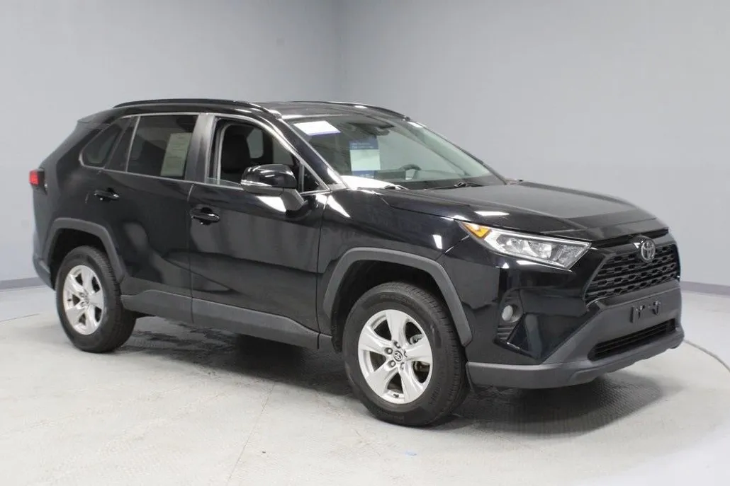 2021 Toyota RAV4 XLE photo 1