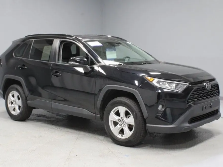 2021 Toyota RAV4 XLE photo 1