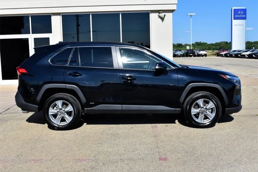 2025 Toyota RAV4 Hybrid XLE photo 1