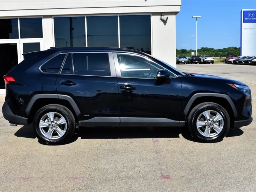 2025 Toyota RAV4 Hybrid XLE photo 1