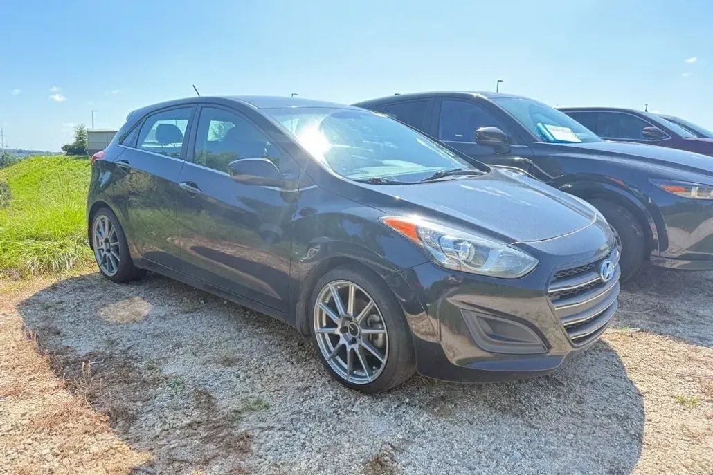 2016 Hyundai Elantra GT Base photo 1