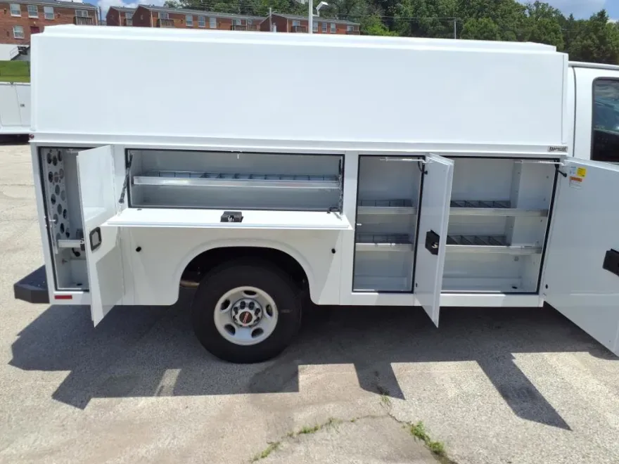 2025 Gmc Savana 3500 Cutaway photo 1