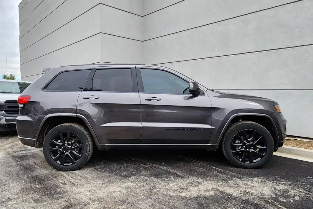2019 Jeep Grand Cherokee Laredo photo 1