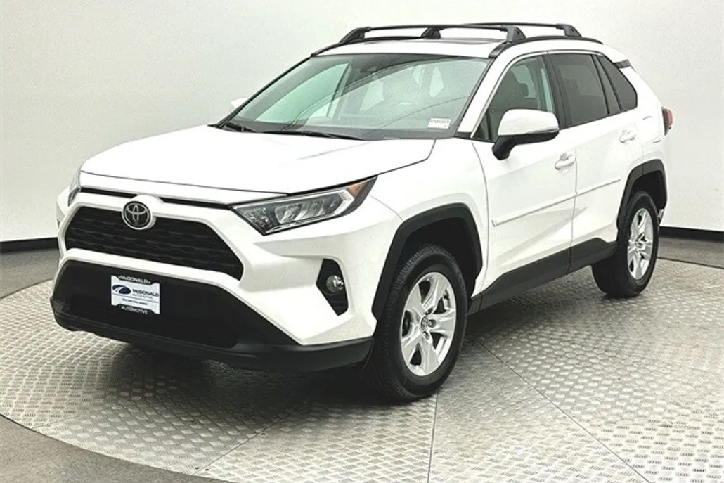 2020 Toyota RAV4 XLE photo 1