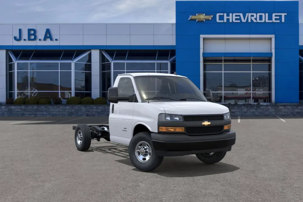 2025 Chevrolet Express Cutaway 3500 photo 1