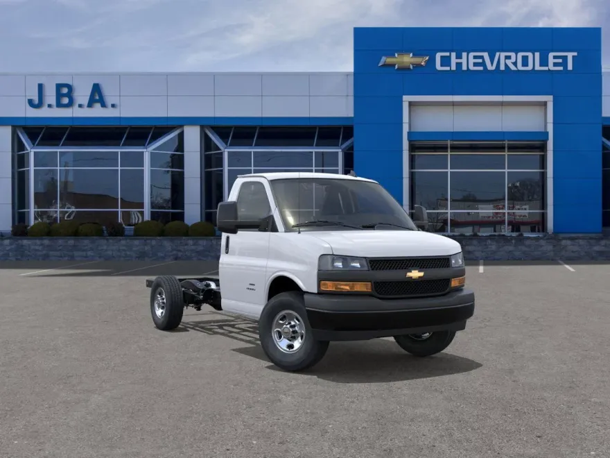 2025 Chevrolet Express Cutaway 3500 photo 1