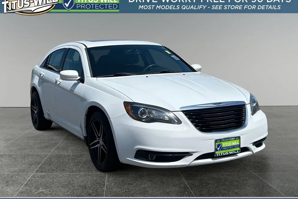 2013 Chrysler 200 Touring photo 1