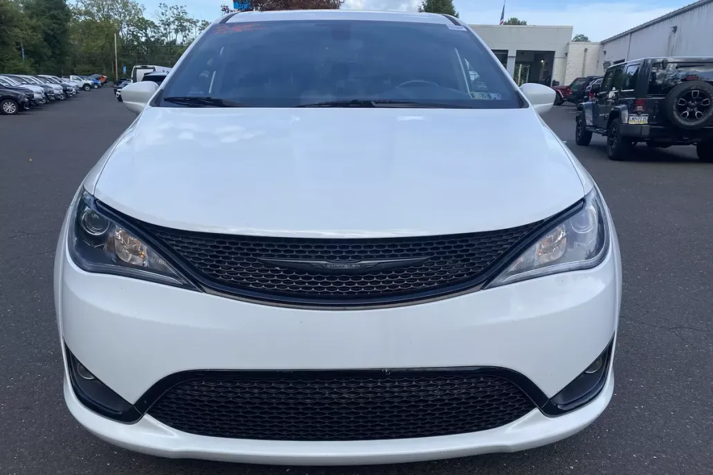 2020 Chrysler Pacifica Touring photo 1