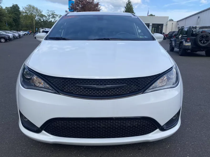 2020 Chrysler Pacifica Touring photo 1