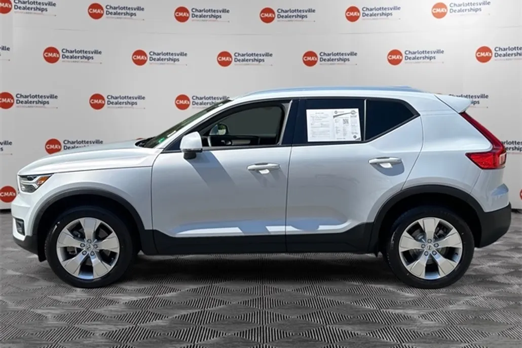2022 Volvo XC40 Momentum T5 AWD photo 1