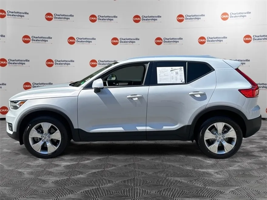 2022 Volvo XC40 Momentum T5 AWD photo 1