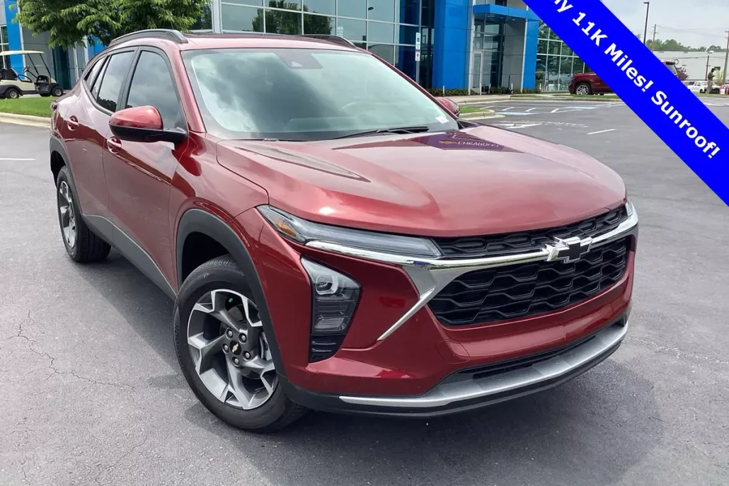2024 Chevrolet Trax LT photo 1