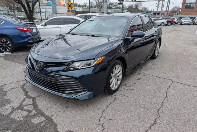 2018 Toyota Camry LE photo 1
