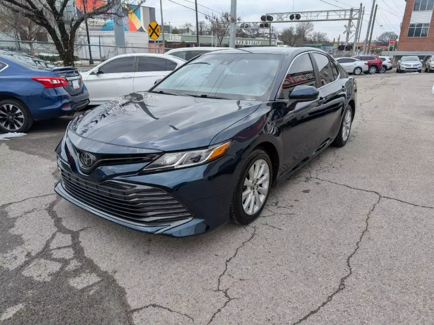 2018 Toyota Camry LE photo 1