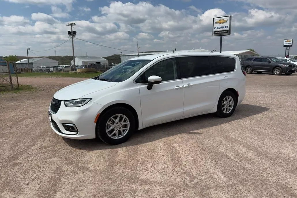 2023 Chrysler Pacifica Touring L photo 1
