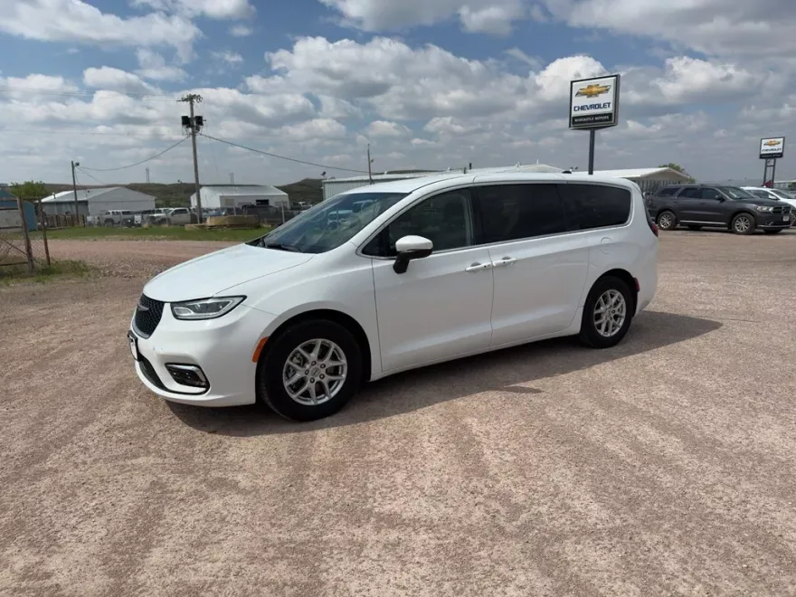 2023 Chrysler Pacifica Touring L photo 1