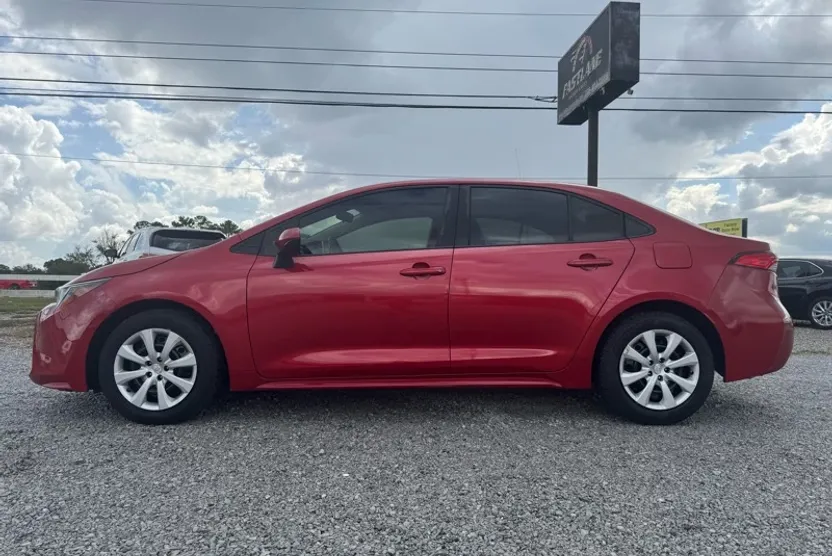 2021 Toyota Corolla LE photo 1