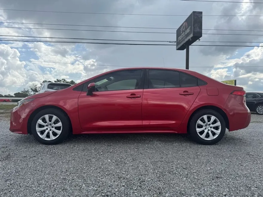 2021 Toyota Corolla LE photo 1