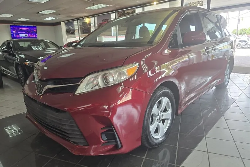 2020 Toyota Sienna LE photo 1