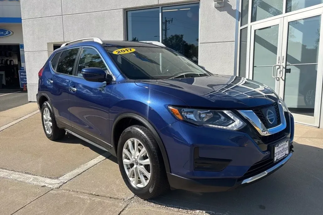2017 Nissan Rogue SV photo 1