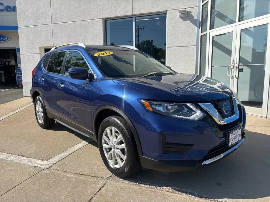 2017 Nissan Rogue SV photo 1