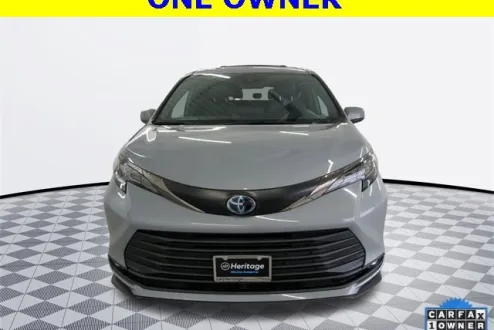 2022 Toyota Sienna XLE Woodland Edition photo 2