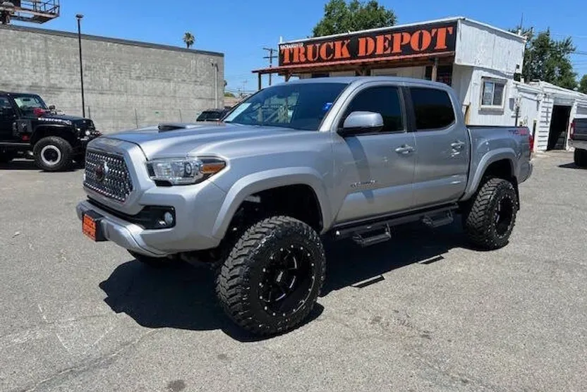2019 Toyota Tacoma TRD Sport photo 1