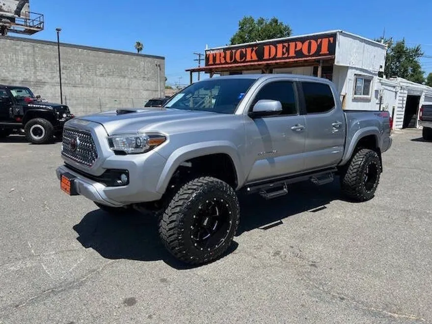 2019 Toyota Tacoma TRD Sport photo 1