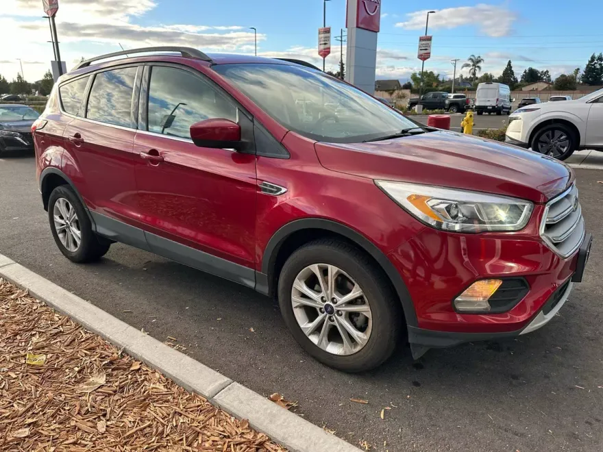 2019 Ford Escape SEL photo 1