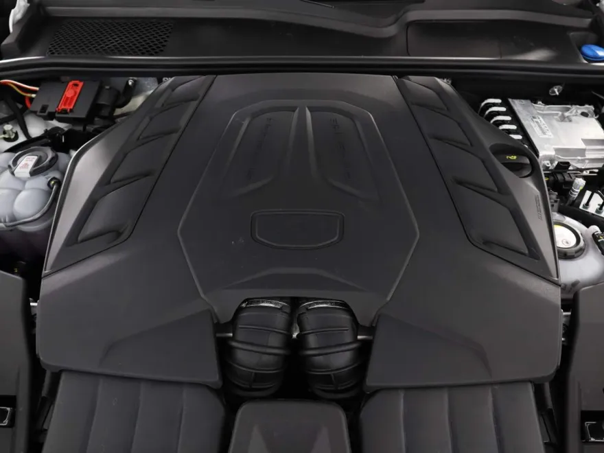 2025 Porsche Cayenne Turbo E-Hybrid photo 22