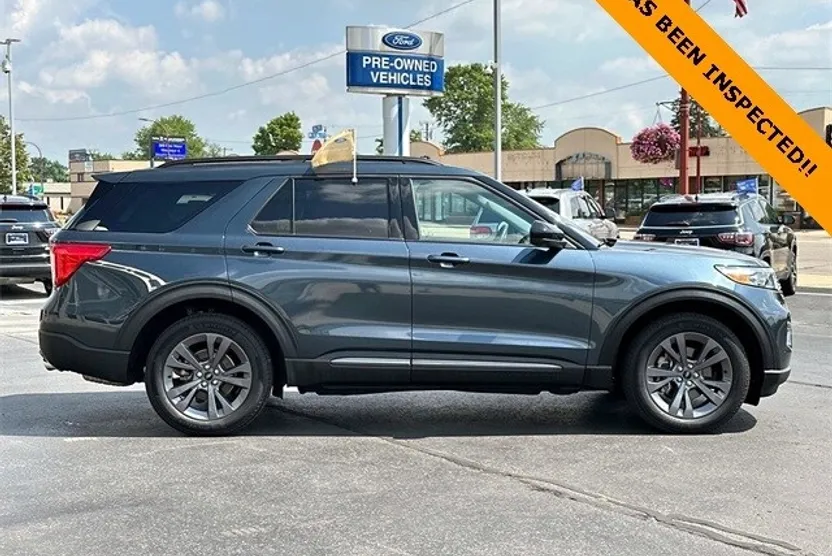 2023 Ford Explorer XLT photo 1