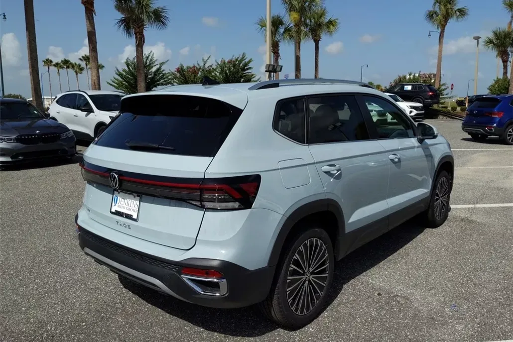 2025 Volkswagen Taos SE photo 1