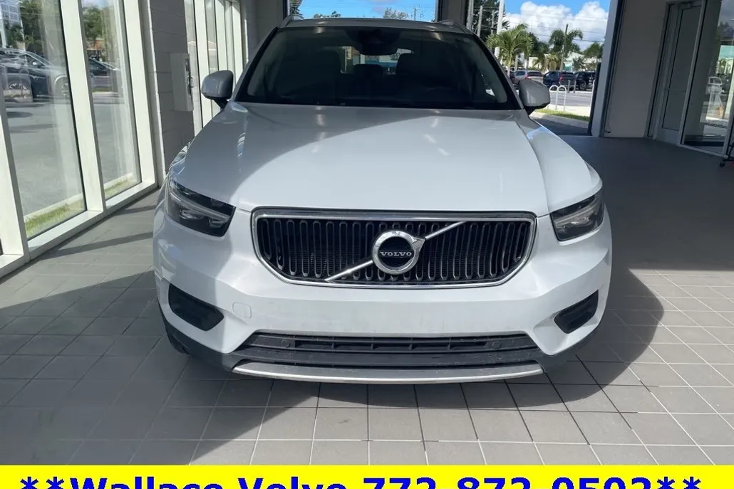 2022 Volvo XC40 Momentum photo 1
